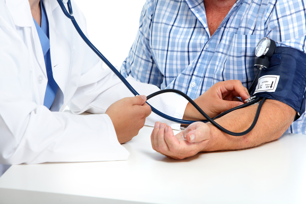 Médico medindo pressão do psciente